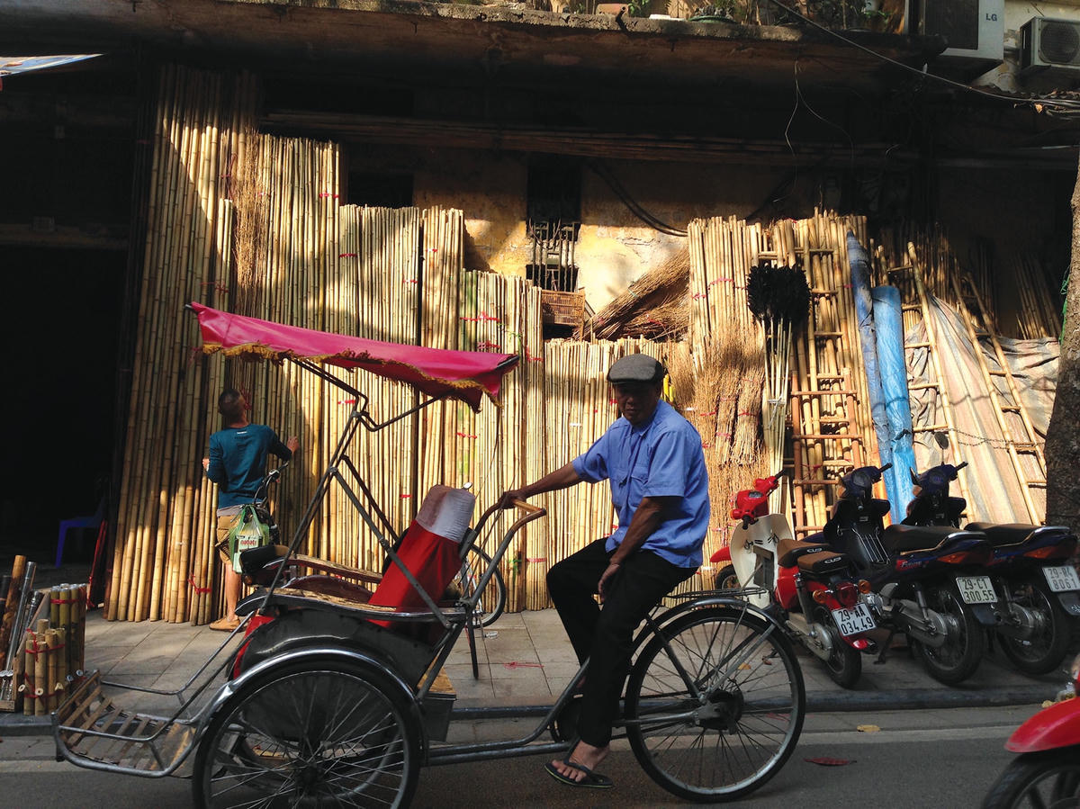 Xích lô thong dong trên phố Hàng Vải.  