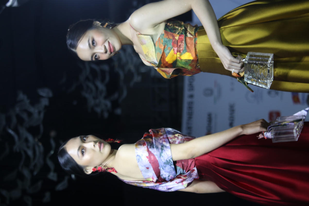 Không chỉ thời trang cao cấp cho những buổi tiệc, thời trang hàng ngày cũng được thể hiện trên sân khấu.