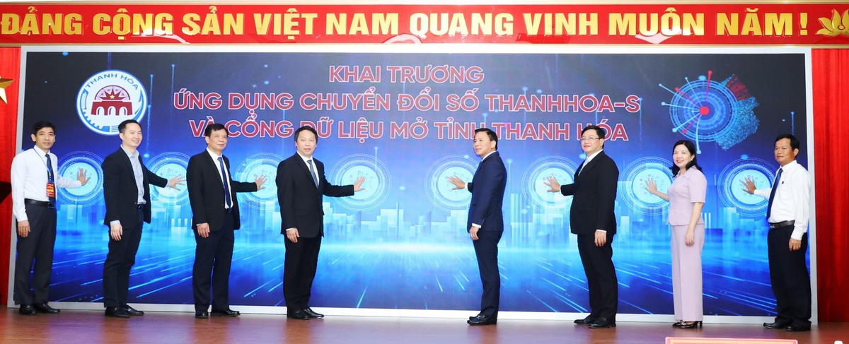 Các lãnh đạo Bộ TTTT và tỉnh Thanh Hóa ấn nút khai trương Cổng dữ liệu mở tỉnh Thanh Hóa, App Thanh Hóa - S.