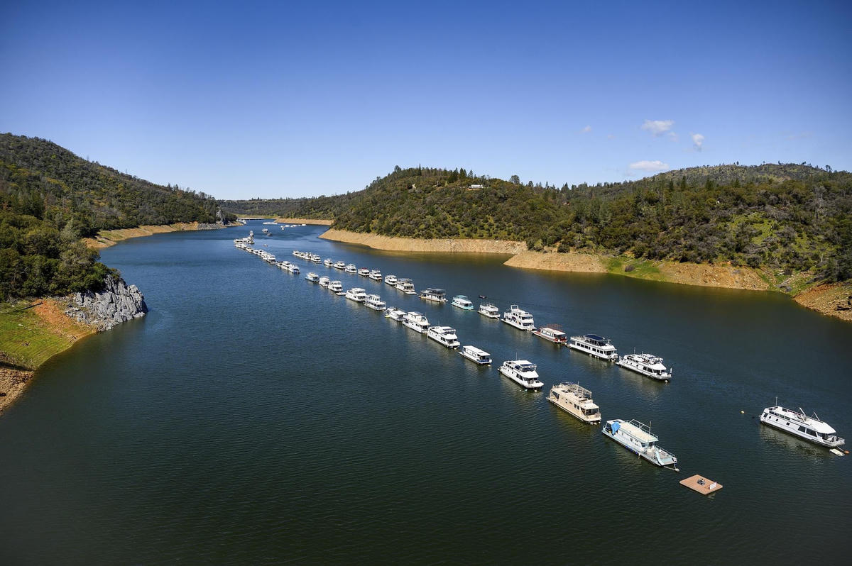 Những chiếc thuyền nổi tại Khu giải trí Tiểu bang Hồ Oroville, hạt Butte, California, Mỹ vào ngày 14/8/2021 và ngày 26/3/2023.  
