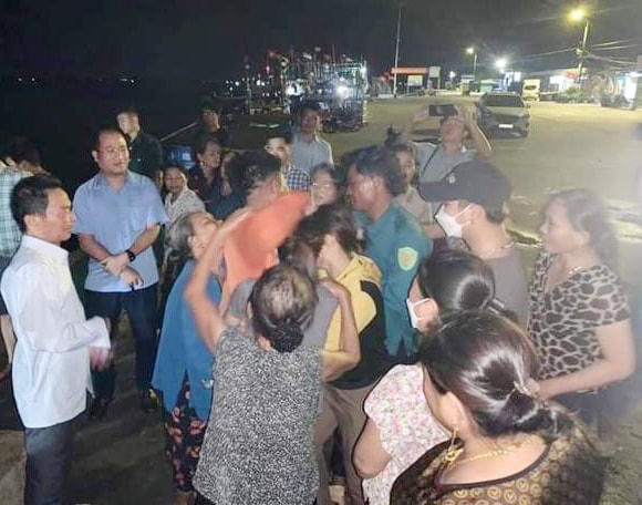 Lãnh đạo huyện Lộc Hà có mặt động viên, thăm hỏi các ngư dân gặp nạn được lai dắt vào bờ trong đêm.