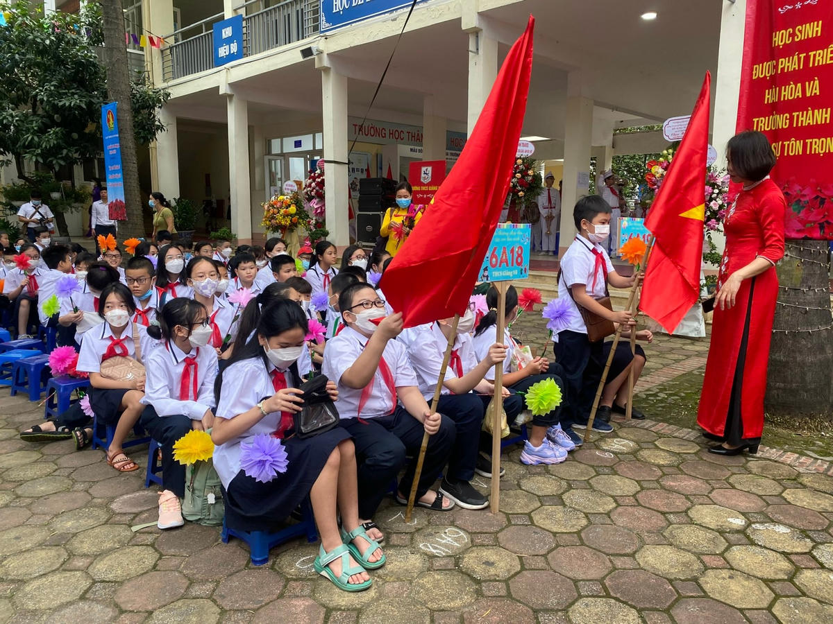 Giáo viên, học sinh chuẩn bị trước lễ khai giảng năm học 2022-2023.