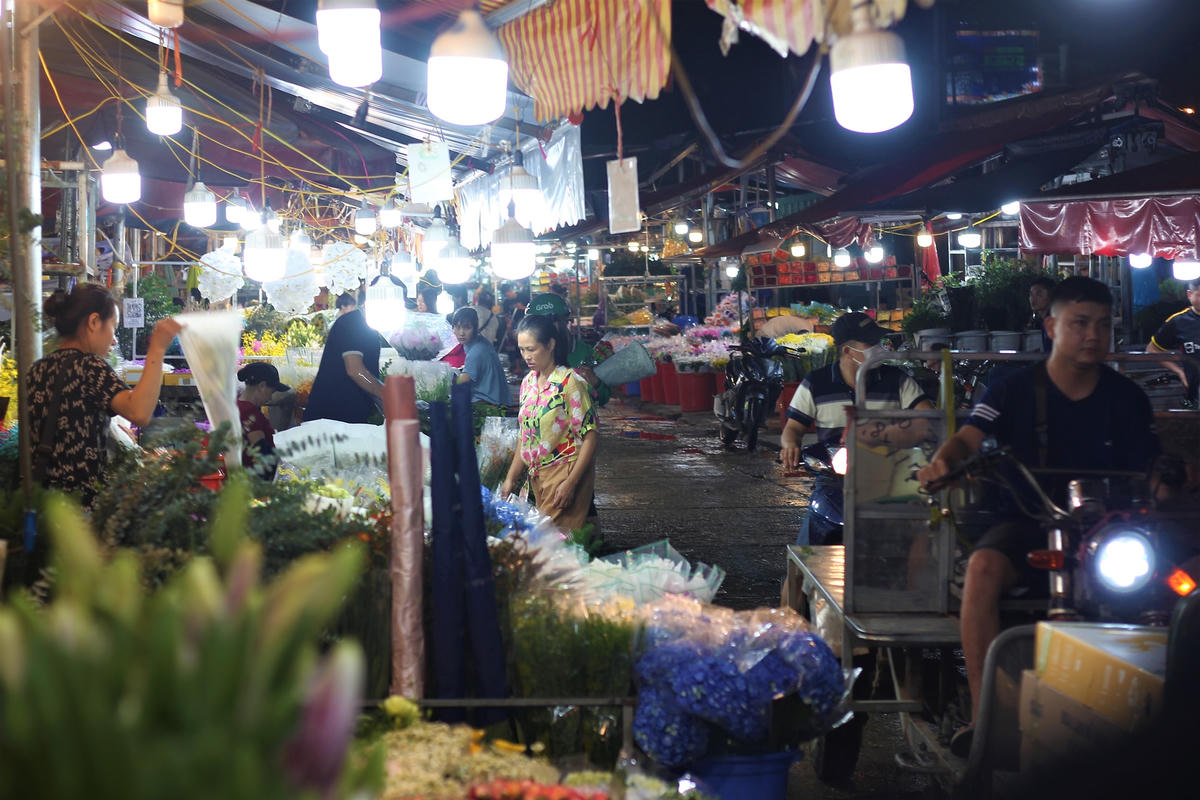 Chợ hoa Quảng Bá nằm ở địa chỉ 236 đường Âu Cơ, quận Tây Hồ, Hà Nội. Đây là một trong những ngôi chợ lớn bậc nhất tại Thủ đô và cách trung tâm Hà Nội chỉ chừng 5 km. 