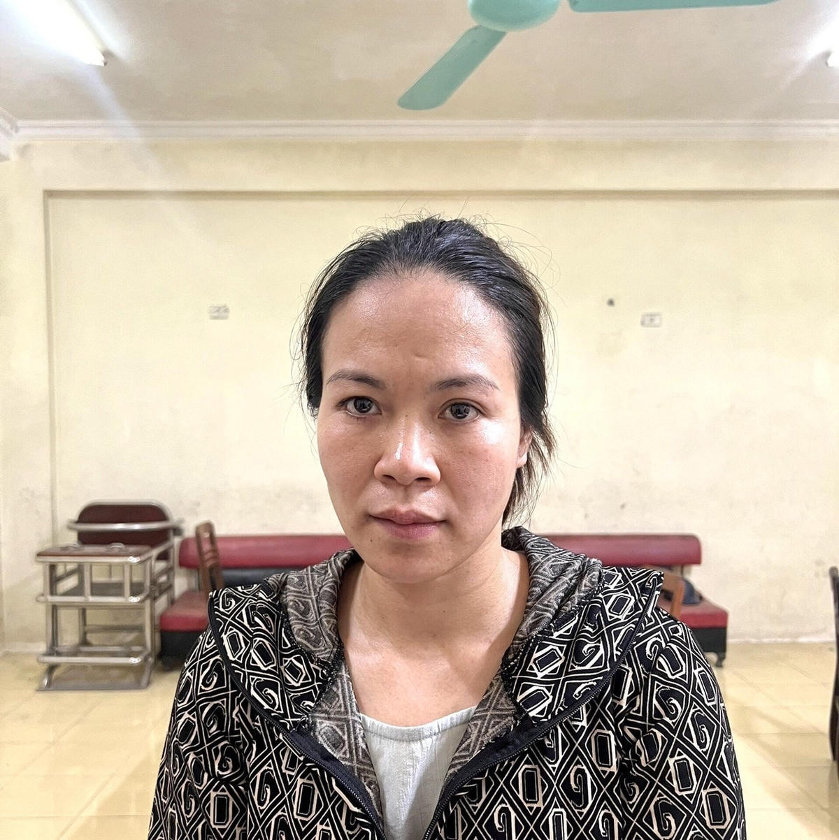 Phạm Thị Hoa mua số lượng lớn ma túy về nhà cất giấu rồi mang bán lẻ để kiếm lời