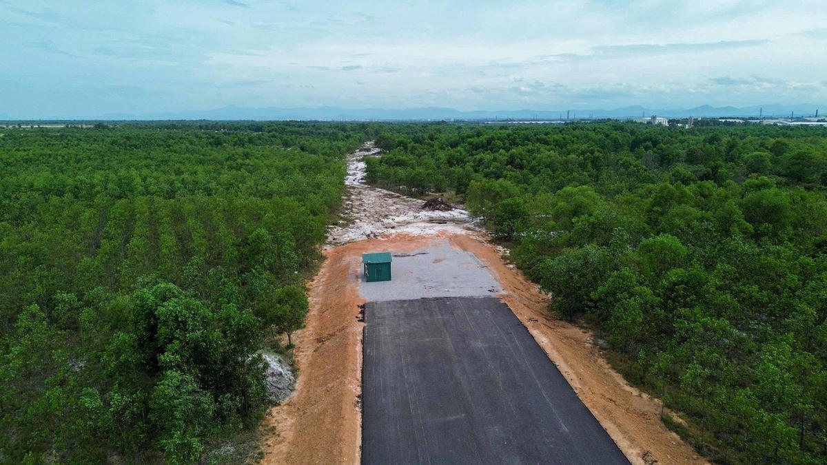 Dự án Đường tránh phía Đông thành phố Đông Hà đoạn qua Gio Quang (cũ, nay xã Gio Linh) còn vướng mặt bằng 1.000m. Ảnh: D.L.