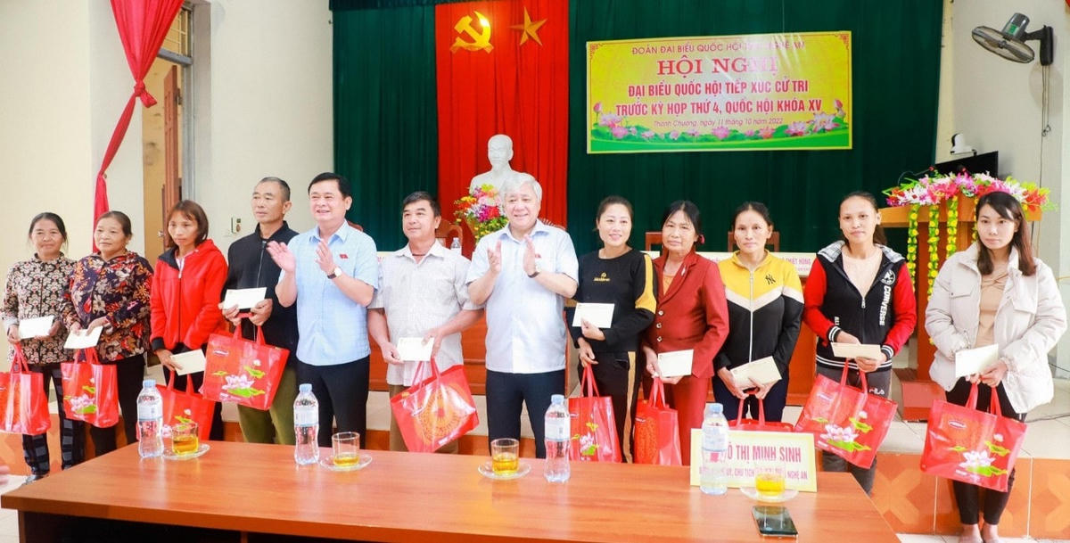 Đoàn công tác tặng 10 suất quà cho 10 hộ nghèo tại xã Thanh Long. Ảnh Đ.B