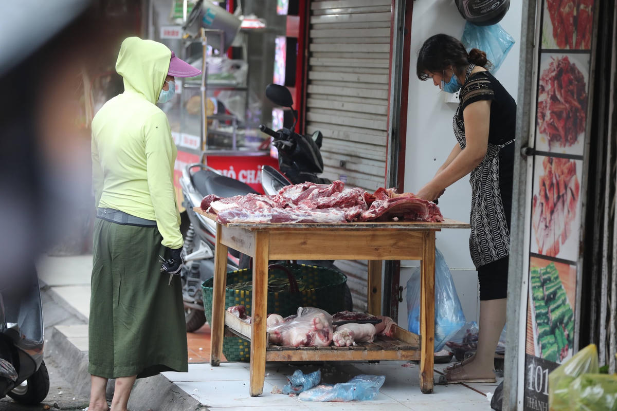 Giá cả các mặt hàng thiết yếu đang có dấu hiệu nhích lên từng ngày. Ảnh: Quang Vinh.