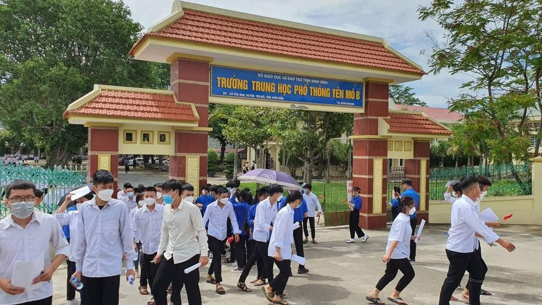 Tại điểm thi THPT Yên Mô B, các thí sinh tự tin với kết quả bài thi đã làm được.