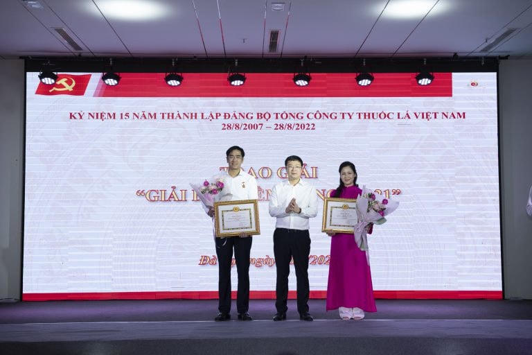 Ông Hà Quang Hòa - Phó Bí thư Đảng ủy, Tổng giám đốc Vinataba trao giải Búa liềm vàng 2021 cho tập thể, cá nhân đoạt giải.