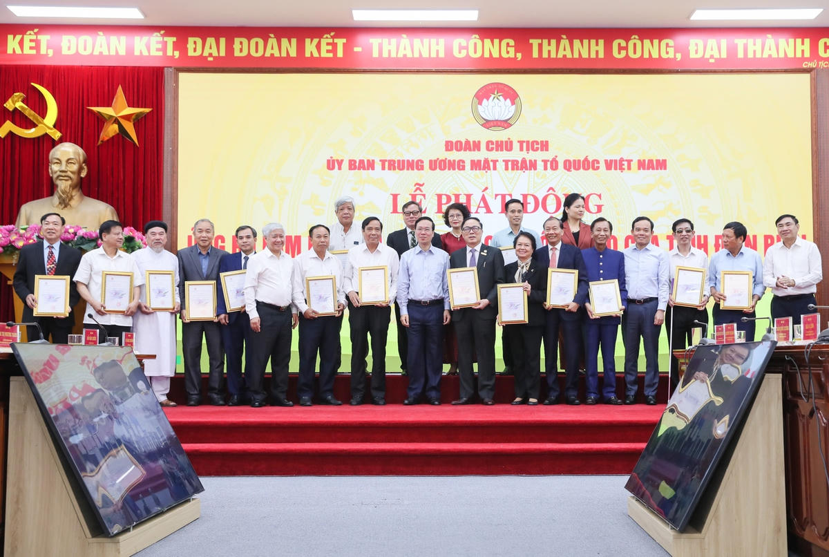 Chủ tịch nước Võ Văn Thưởng, Chủ tịch UBTƯ MTTQ Việt Nam Đỗ Văn Chiến chụp ảnh lưu niệm với các cá nhân, tổ chức  tham gia ủng hộ và đăng ký ủng hộ xây nhà Đại đoàn kết cho người nghèo tỉnh Điện Biên. Ảnh: Quang Vinh.