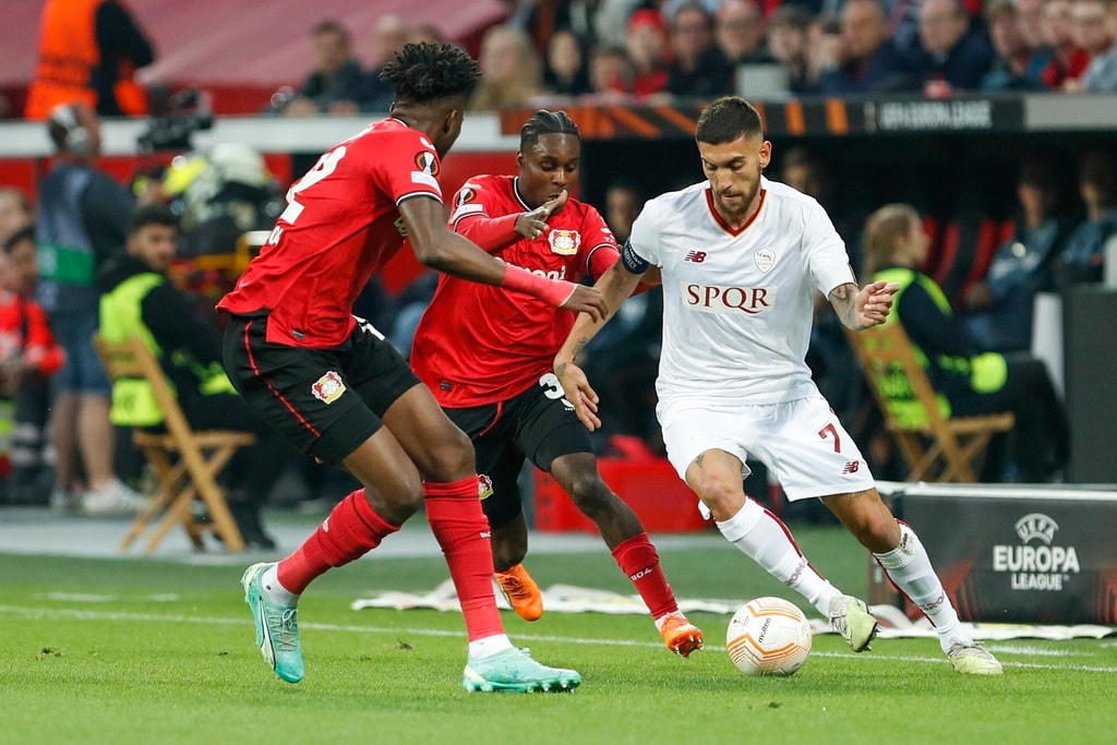 AS Roma (trắng) vượt qua Leverkusen ở bán kết Europa League (Ảnh: AP).