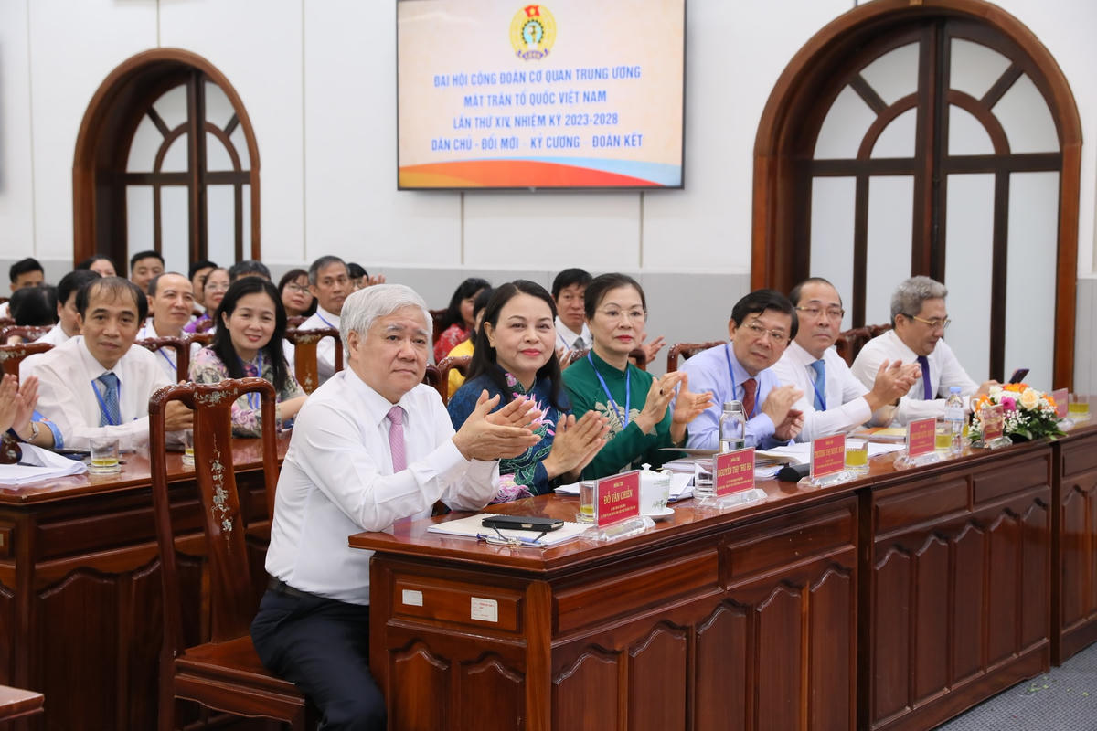 Bí thư Trung ương Đảng, Chủ tịch UBTƯ MTTQ Việt Nam và các vị trong Ban Thường trực dự Đại hội.