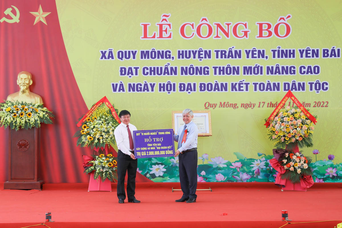 Bí thư Trung ương Đảng, Chủ tịch UBTƯ MTTQ Việt Nam Đỗ Văn Chiến trao biển hỗ trợ kinh phí xây dựng 40 căn nhà Đại đoàn kết, trị giá 2 tỷ đồng từ nguồn Quỹ “Vì người nghèo” Trung ương cho tỉnh Yên Bái. Ảnh: Quang Vinh.