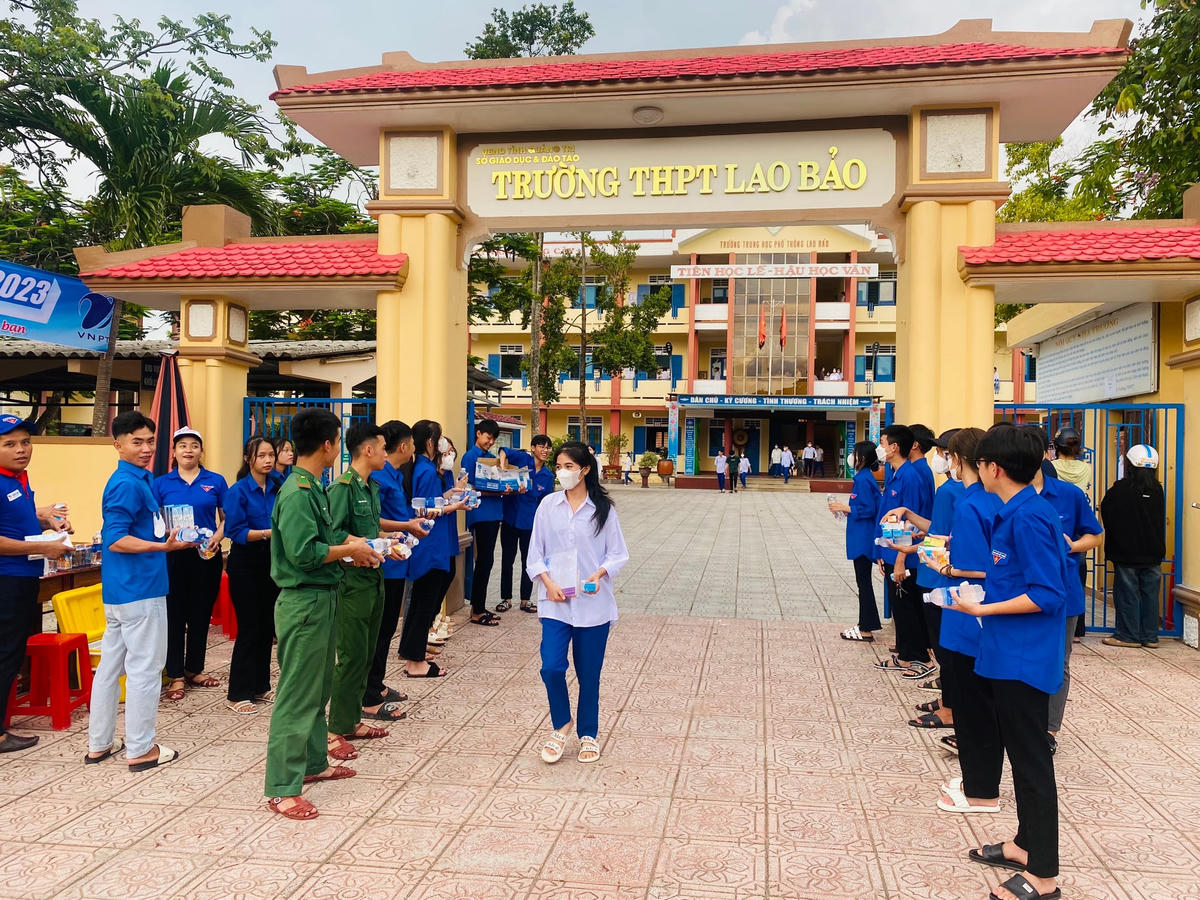 Chuẩn bị bữa cơm, sẵn sàng cây bút… hỗ trợ thí sinh dự thi tốt nghiệp
