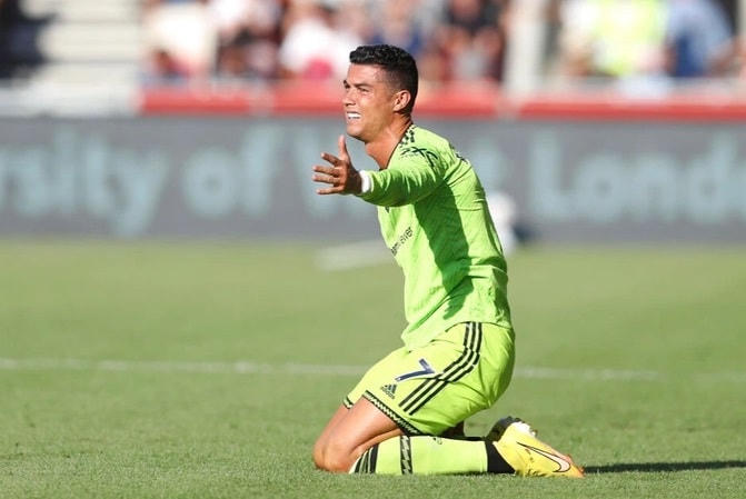 Nỗi thất vọng của Cristiano Ronaldo trong ngày Man Utd thảm bại. Ảnh: AP.