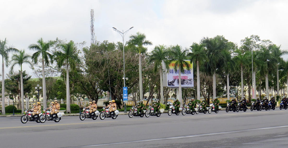 Lực lượng Công an tỉnh Quảng Nam ra quân trấn áp tội phạm.