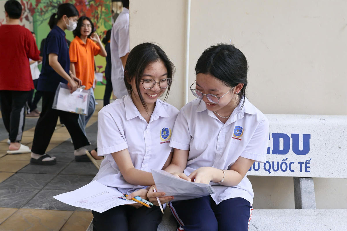 Thí sinh dự thi môn Tiếng Anh chiều 7-6 Trường THPT Mỹ Đình Phạm Quang Vinh