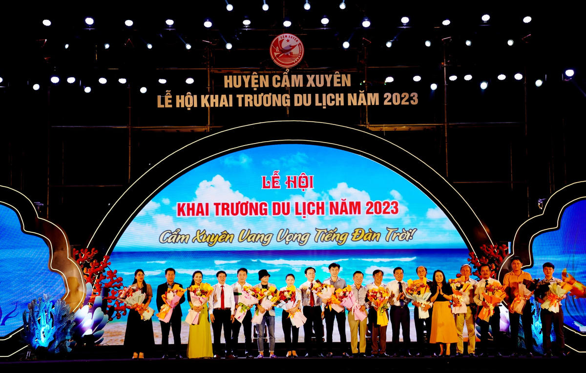 Ban tổ chức tặng hoa cho các đơn vị tài trợ chương trình.