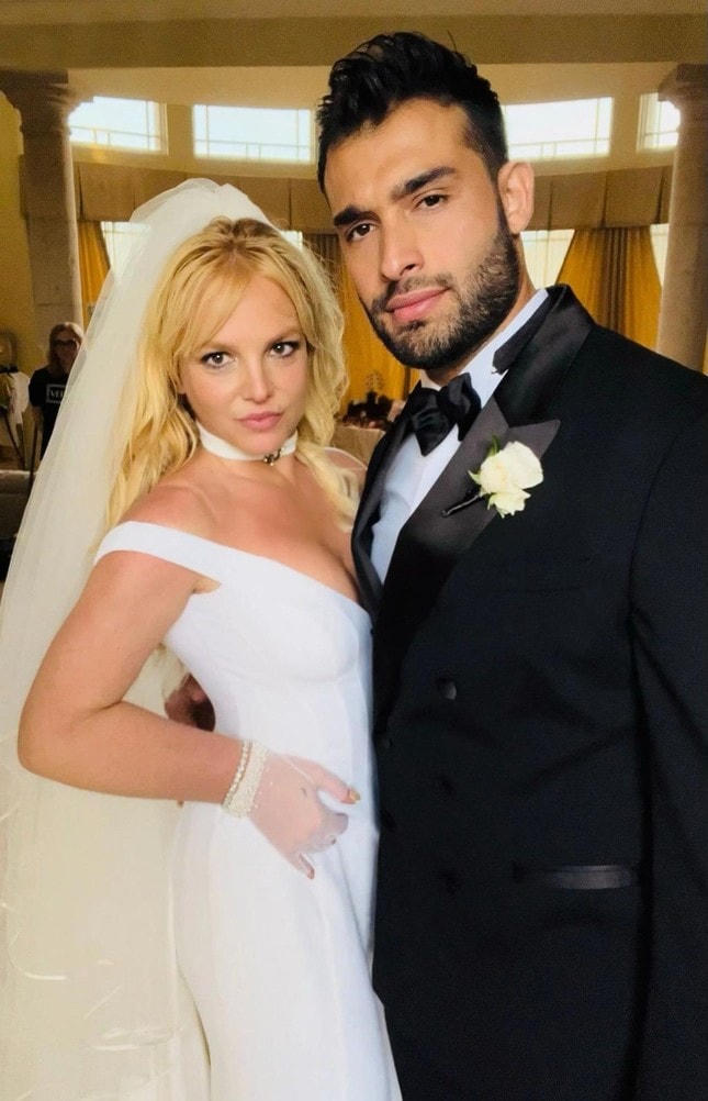 Sam Asghari bênh vực vợ trên mạng xã hội  