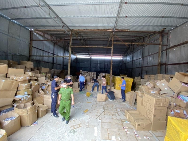 Lực lượng chức năng kiểm tra hàng hóa. (Nguồn: Cục Quản lý Thị trường tỉnh Bắc Ninh).
