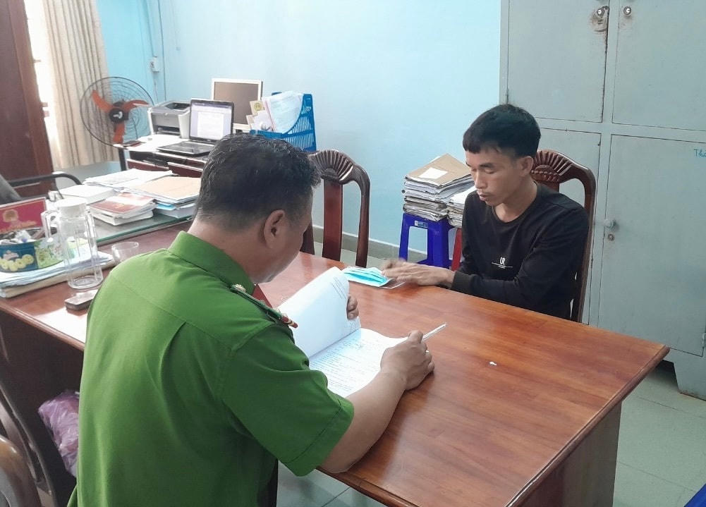 Đối tượng Hồ Công Sơn tại cơ quan điều tra.