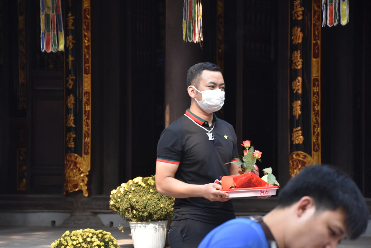 [ẢNH] Giới trẻ Hà Nội tấp nập cầu duyên trước ngày lễ tình nhân 14-2