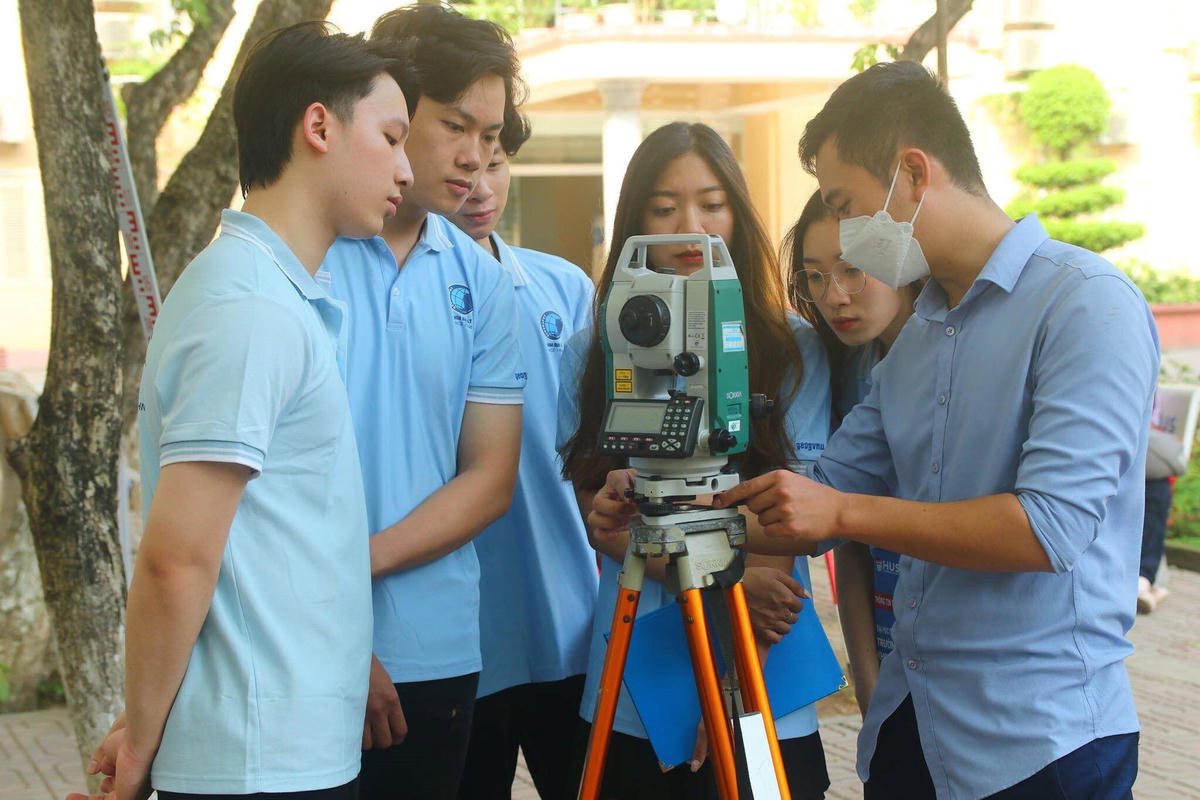 Sinh viên ngành Quản lý đất đai, Khoa Địa lý, Trường ĐH Khoa học Tự nhiên (ĐHQG Hà Nội) thực tập đo đạc địa chính