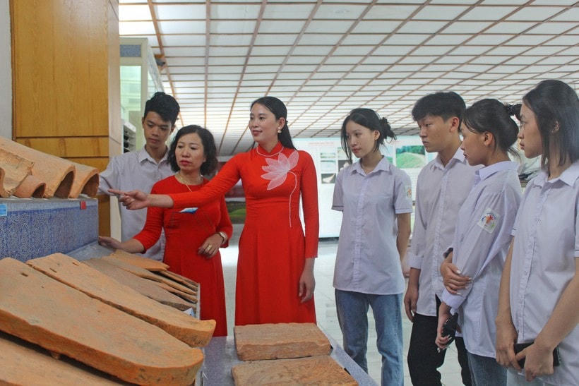 Điểm dừng chân cuối cùng của đoàn là khu vực trưng bày cổ vật có niên đại lên tới hơn 600 năm tại thành nhà Hồ. Trong “kho” cổ vật hiện có một số hiện vật như: Đầu rồng đá, ngói, gạch để xây thành, bi đá, đạn đá, các, chén đĩa sứ, vật liệu đất nung…  Ảnh: Đình Minh 