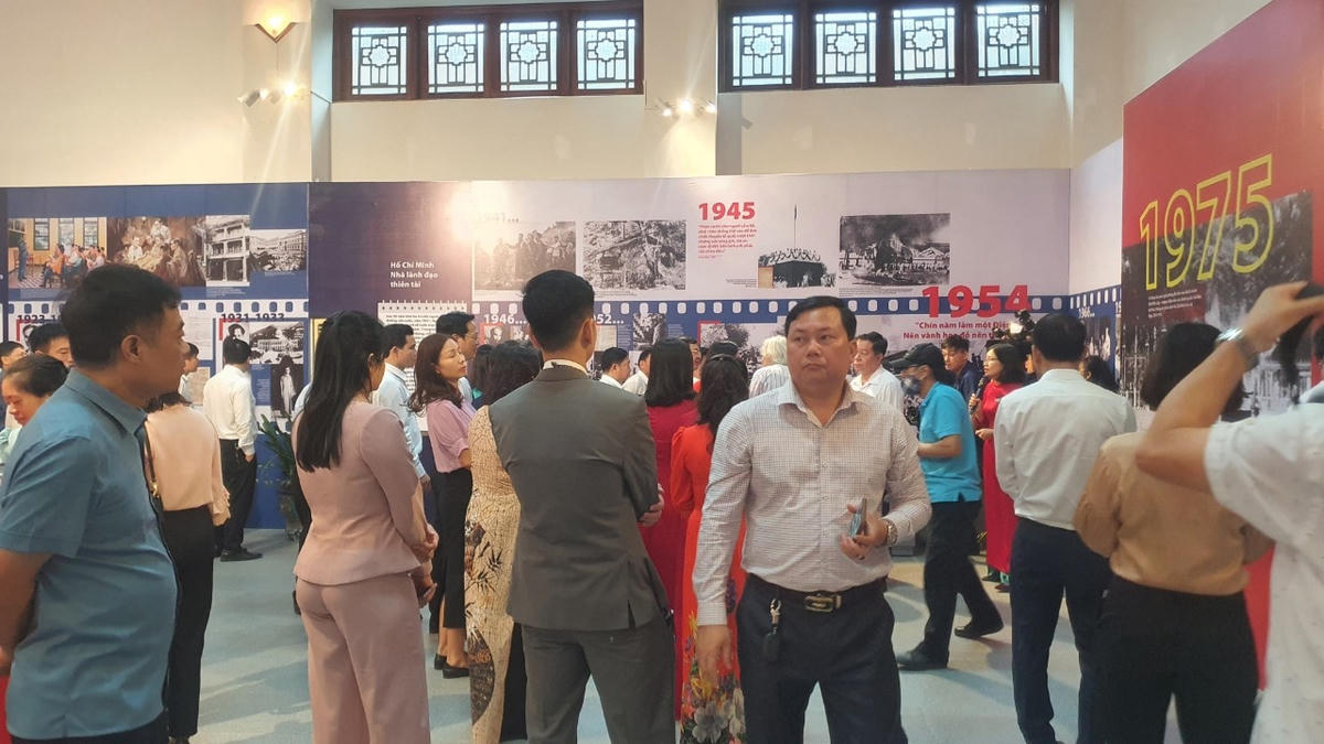 Triển lãm trưng bày, giới thiệu nhiều hình ảnh về cuộc đời hoạt động cách mạng của Chủ tịch Hồ Chí Minh; những kỷ niệm trong 5 lần Người về thăm Nam Định; thu hút đông đảo cán bộ, nhân dân địa phương tới tham quan.