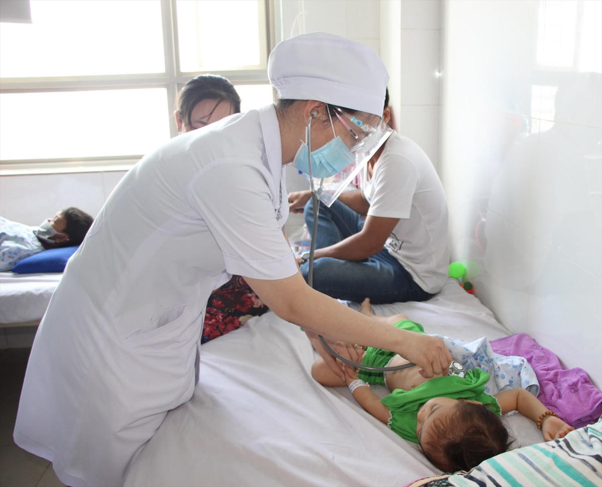 Phát hiện sớm các triệu chứng của bệnh sốt xuất huyết để điều trị kịp thời.