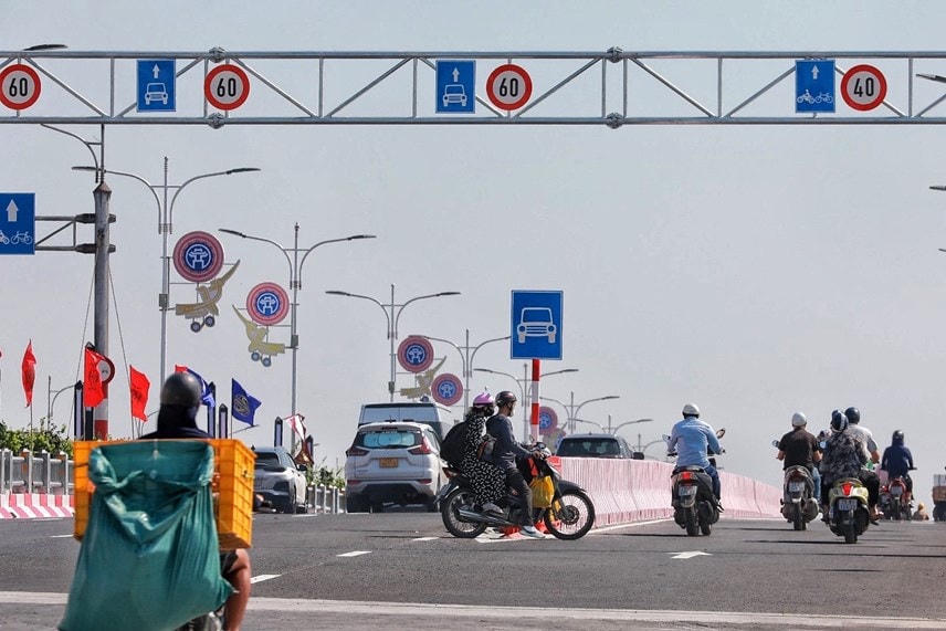 Xe máy được phép lưu thông với tốc độ tối đa 40km/giờ và ô tô là 60km/giờ trên cầu Vĩnh Tuy.