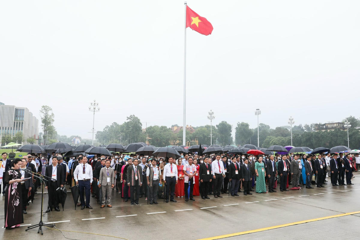 Đoàn đại biểu Mặt trận báo công dâng Bác