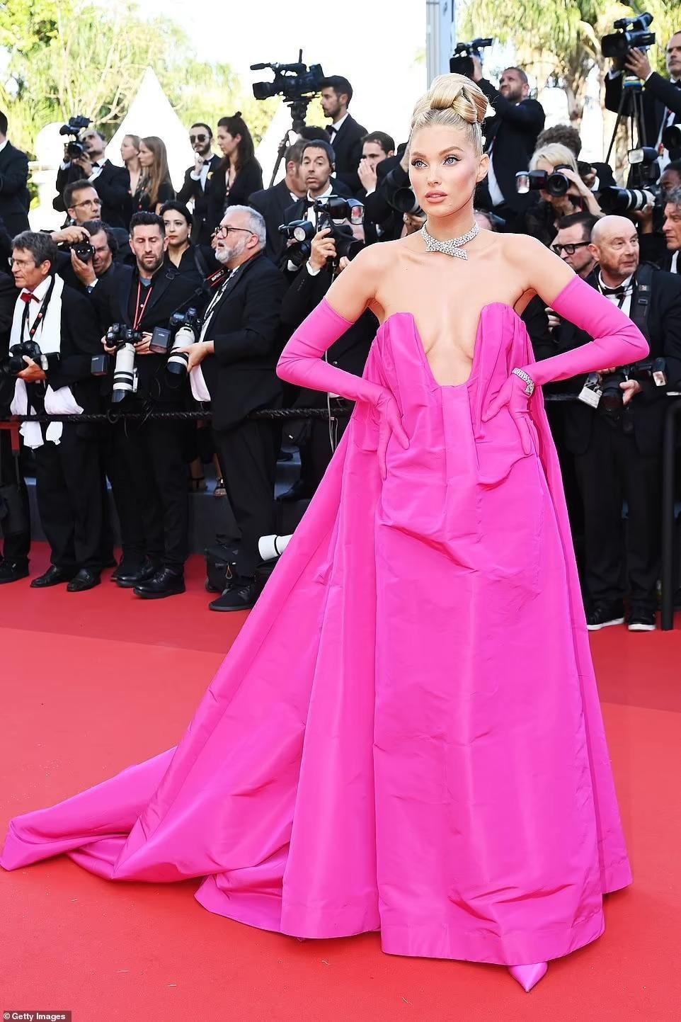 "Bóng hồng" Thụy Điển Elsa Hosk như búp bê Barbie trong bộ váy công chúa màu hồng với thiết kế thân trên táo bạo, phô diễn gần hết vòng một sexy. Ảnh: Getty Images.
