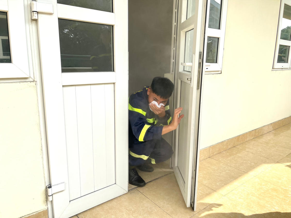 Chiến sỹ PCCC&CNCH hướng dẫn cách di chuyển thoát nạn trong môi trường có nhiều khói.