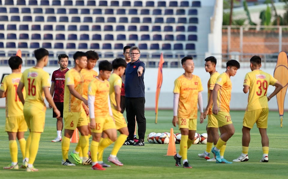 HLV Philippe Troussier và các học trò đang chuẩn bị với nỗ lực cao nhất cho SEA Games 32.