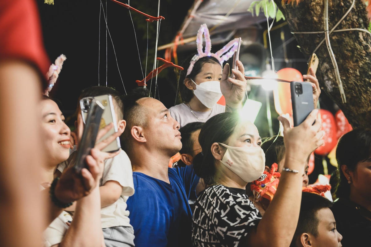 Nhiều người nhanh tay ghi lại những hình ảnh mỗi năm có một lần này.