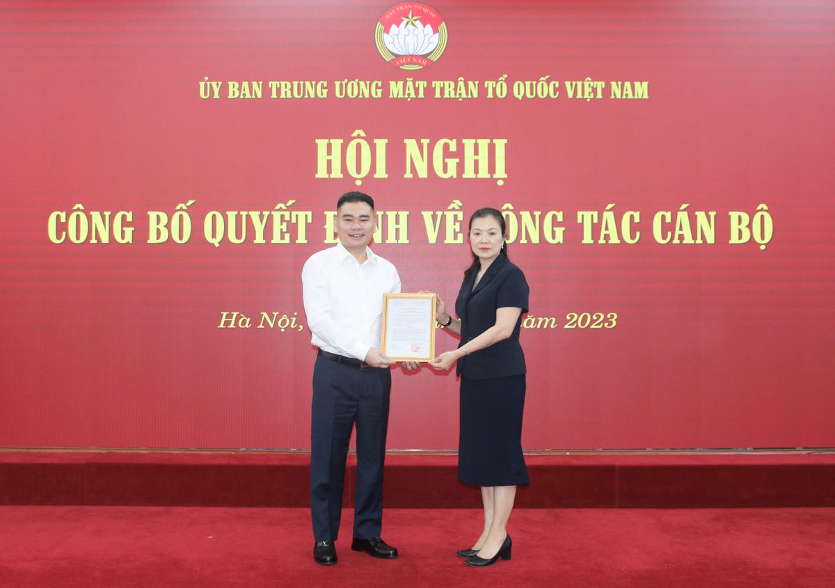 Phó Chủ tịch UBTƯ MTTQ Việt Nam Trương Thị Ngọc Ánh trao quyết định cho nhà báo Trần Bảo Trung.