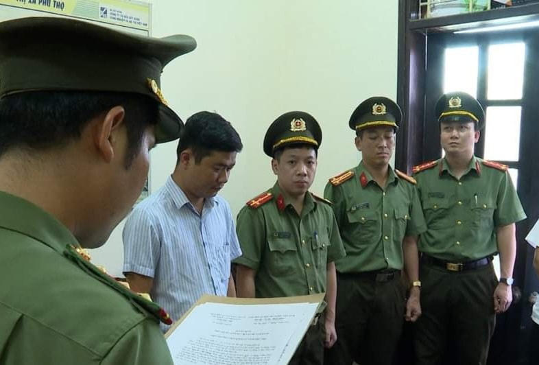 Đọc lệnh bắt Nguyễn Việt Dũng - Phó Trưởng phòng TNMT TX Phú Thọ. Ảnh: Công an tỉnh Phú Thọ