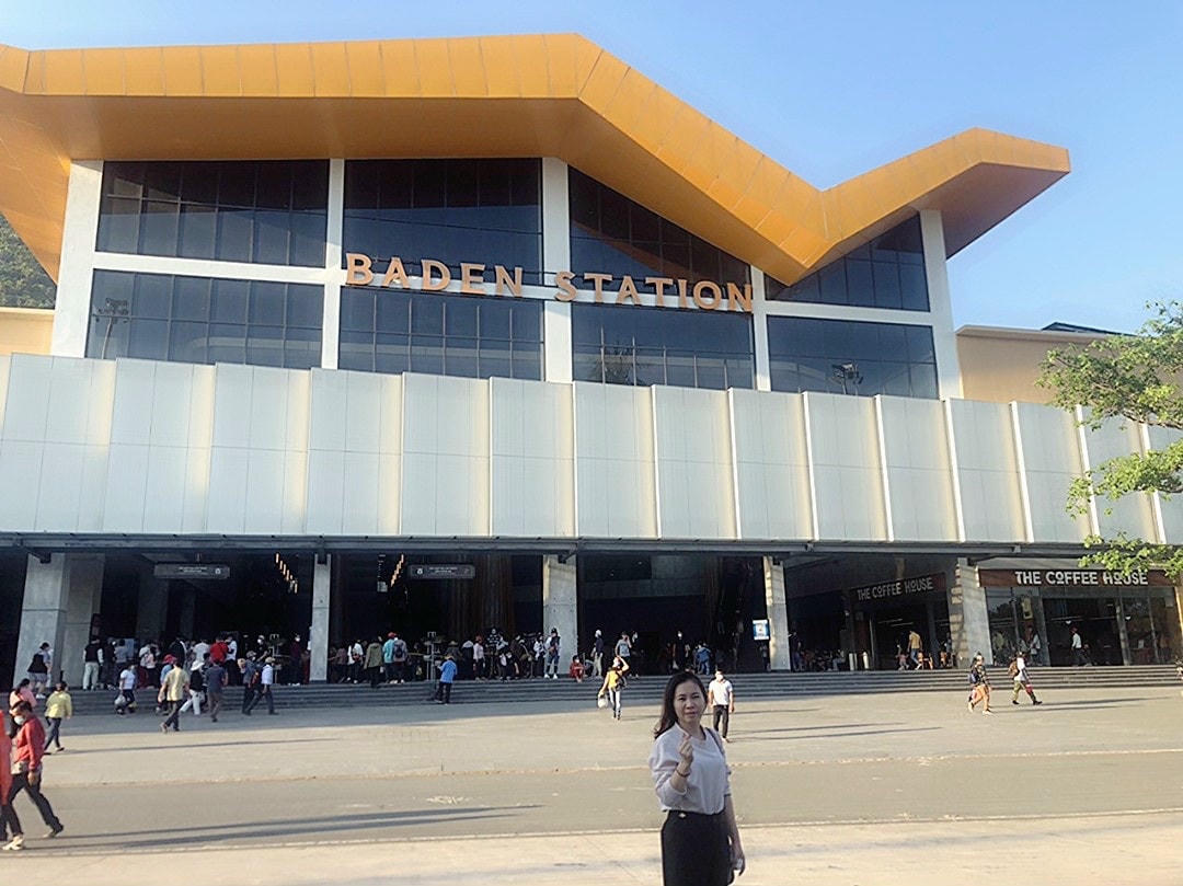 Du khách chụp hình check in nhà ga.