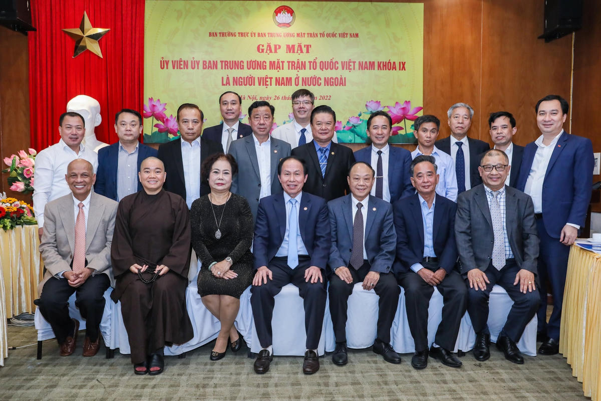 Phó Chủ tịch – Tổng Thư ký Lê Tiến Châu, Phó Chủ tịch Phùng Khánh Tài chụp ảnh lưu niệm cùng các đại biểu. Ảnh: Quang Vinh.