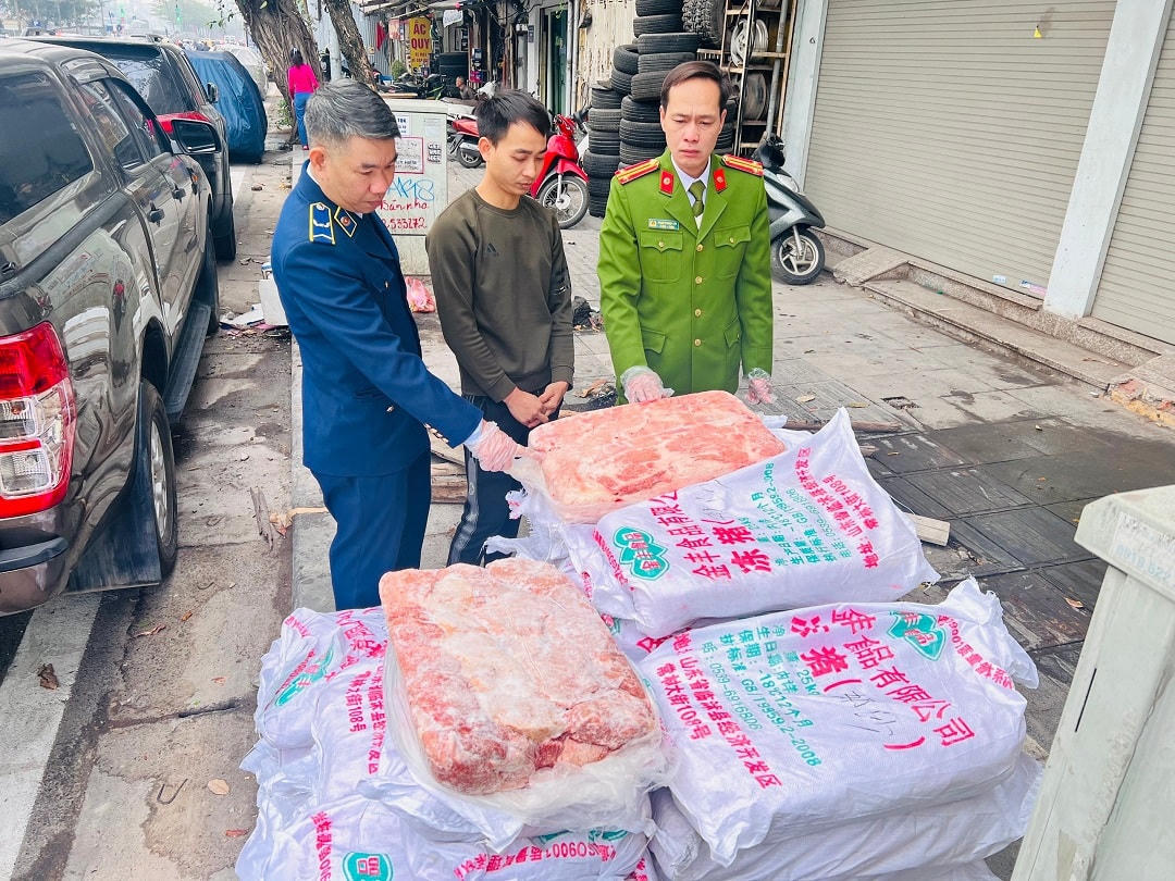 Lực lượng chức năng kiểm tra số lượng nầm lợn không có hóa đơn chứng từ. Ảnh: Công an TP Hà Nội.