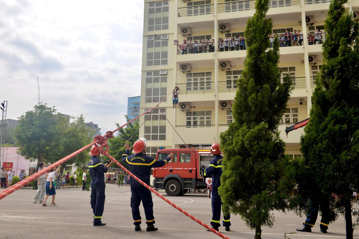 Thông qua thực hành, nhiều người dân đã được trang bị các kỹ năng sử dụng dây cứu nạn, cứu hộ...