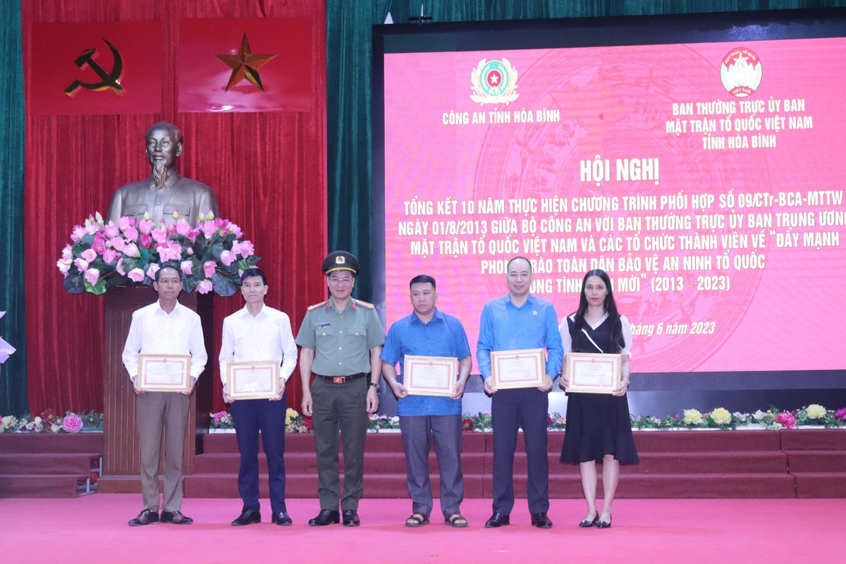 Đại tá Đỗ Thanh Bình - Giám đốc Công an tỉnh Hòa Bình tặng bằng khen cho các tập thể có thành tích xuất sắc trong thực hiện Chương trình phối hợp số 09/CTr-BCA-MTTW về “Đẩy mạnh phong trào Toàn dân bảo vệ an ninh Tổ quốc trong tình hình mới.