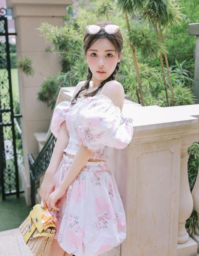 Vẻ đẹp của người đẹp 28 tuổi thuần khiết hơn hẳn so với độ tuổi của cô. Đặc biệt, mẫu nữ đại diện cho những cô gái biết cách chăm sóc bản thân và yêu sắc vóc của chính mình. 