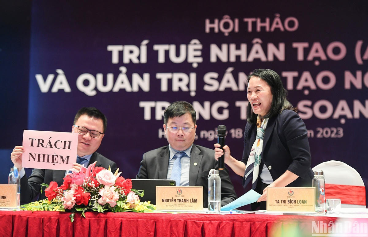 Nhà báo Tạ Thị Bích Loan, Trưởng Ban Sản xuất các chương trình giải trí (VTV3), Đài Truyền hình Việt Nam điều phối phiên tọa đàm tại Hội thảo.