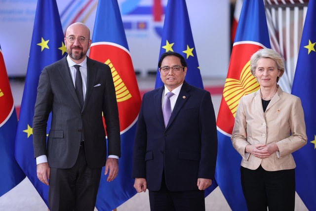 Chủ tịch Hội đồng châu Âu Charles Michel và Chủ tịch Ủy ban châu Âu Ursula Von der Leyen đón Thủ tướng Phạm Minh Chính tham dự Lễ khai mạc Hội nghị Cấp cao kỷ niệm 45 năm quan hệ ASEAN-EU. Ảnh: VGP/Nhật Bắc .