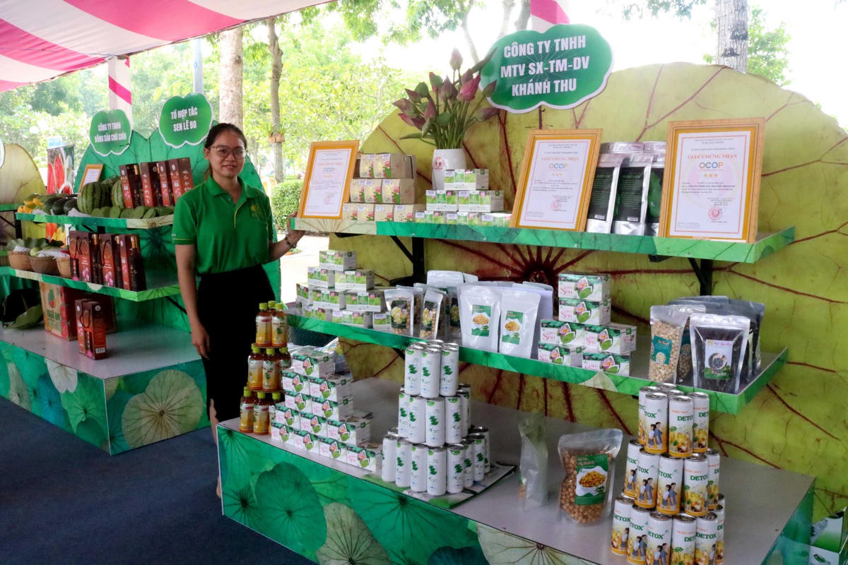Các sản phẩm trà, bánh làm từ sen.