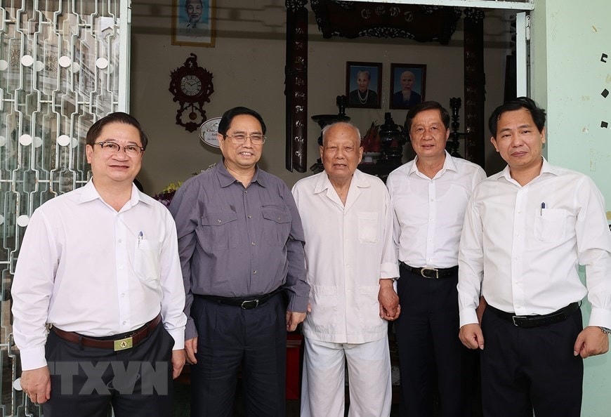 Nguyên Trưởng ban Tổ chức Trung ương Lê Phước Thọ cùng Thủ tướng Phạm Minh Chính và các lãnh đạo thành phố Cần Thơ. (Ảnh: Dương Giang/TTXVN).