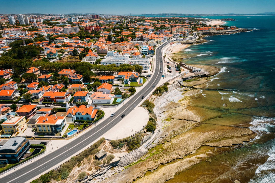 Avenida Marginal, Bồ Đào Nha - dài 30 km, là tuyến đường đôi chạy dọc theo cửa sông Tagus.
