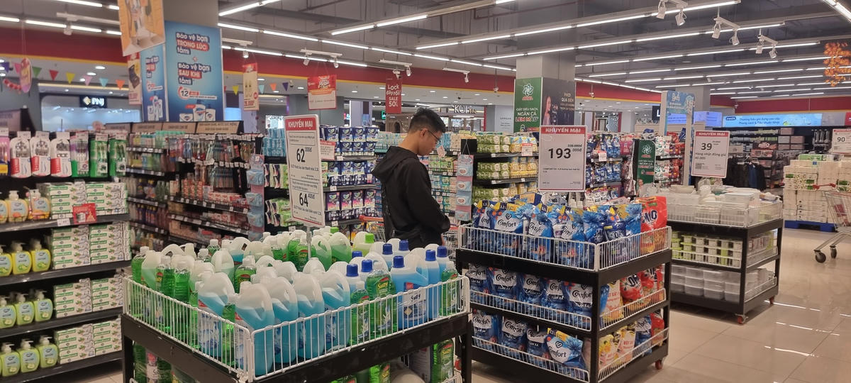 Nhiều siêu thị tung ra các gói khuyến mãi nhằm kích cầu tiêu dùng dịp cuối năm. Ảnh: Hà An.